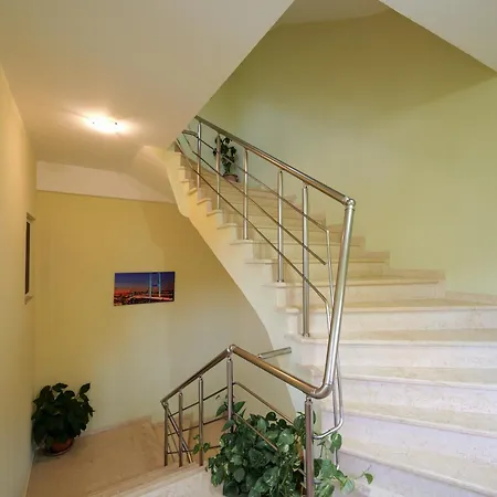 Unico Apartment 3*